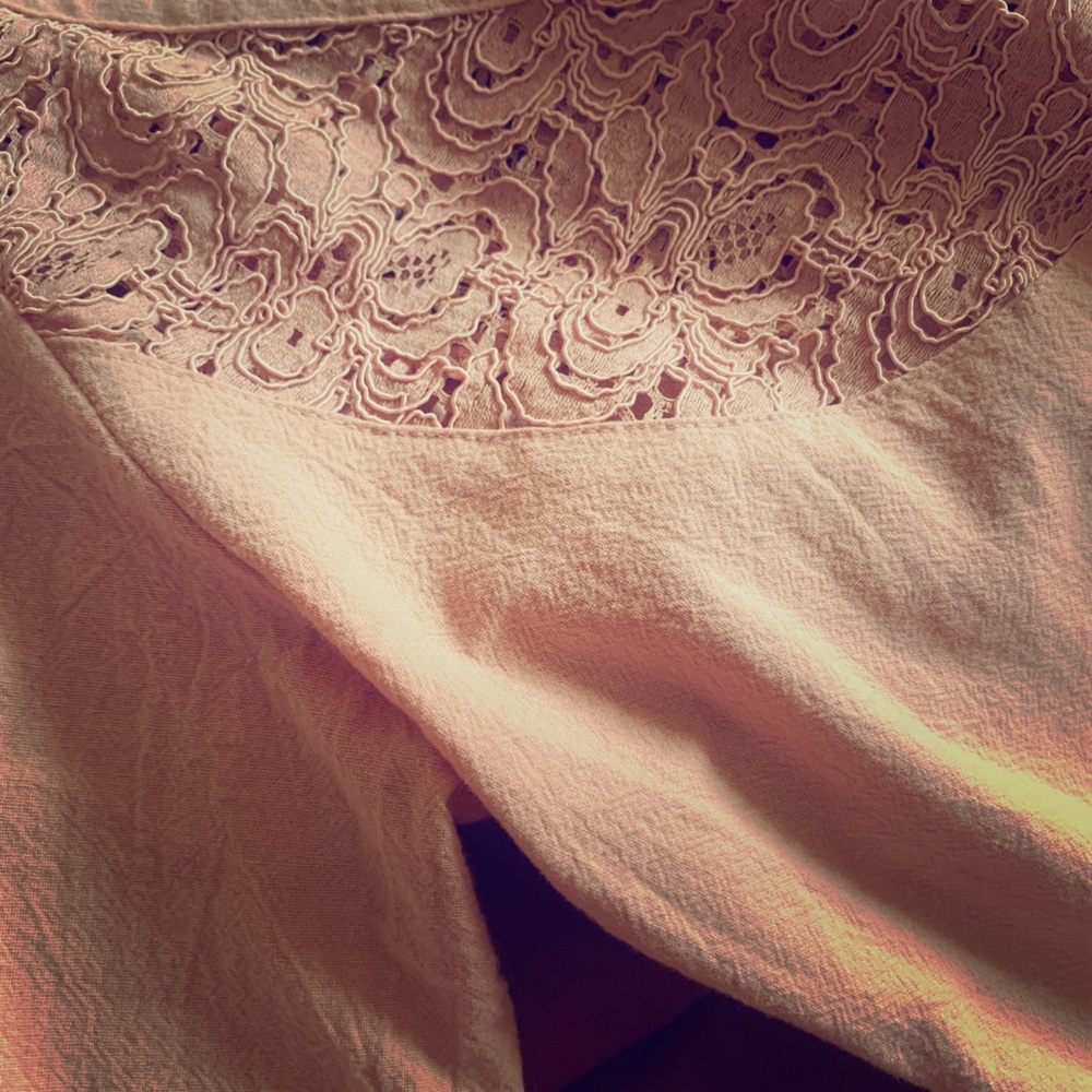 🌸 NWOT Pretty & lacy cold shoulder top